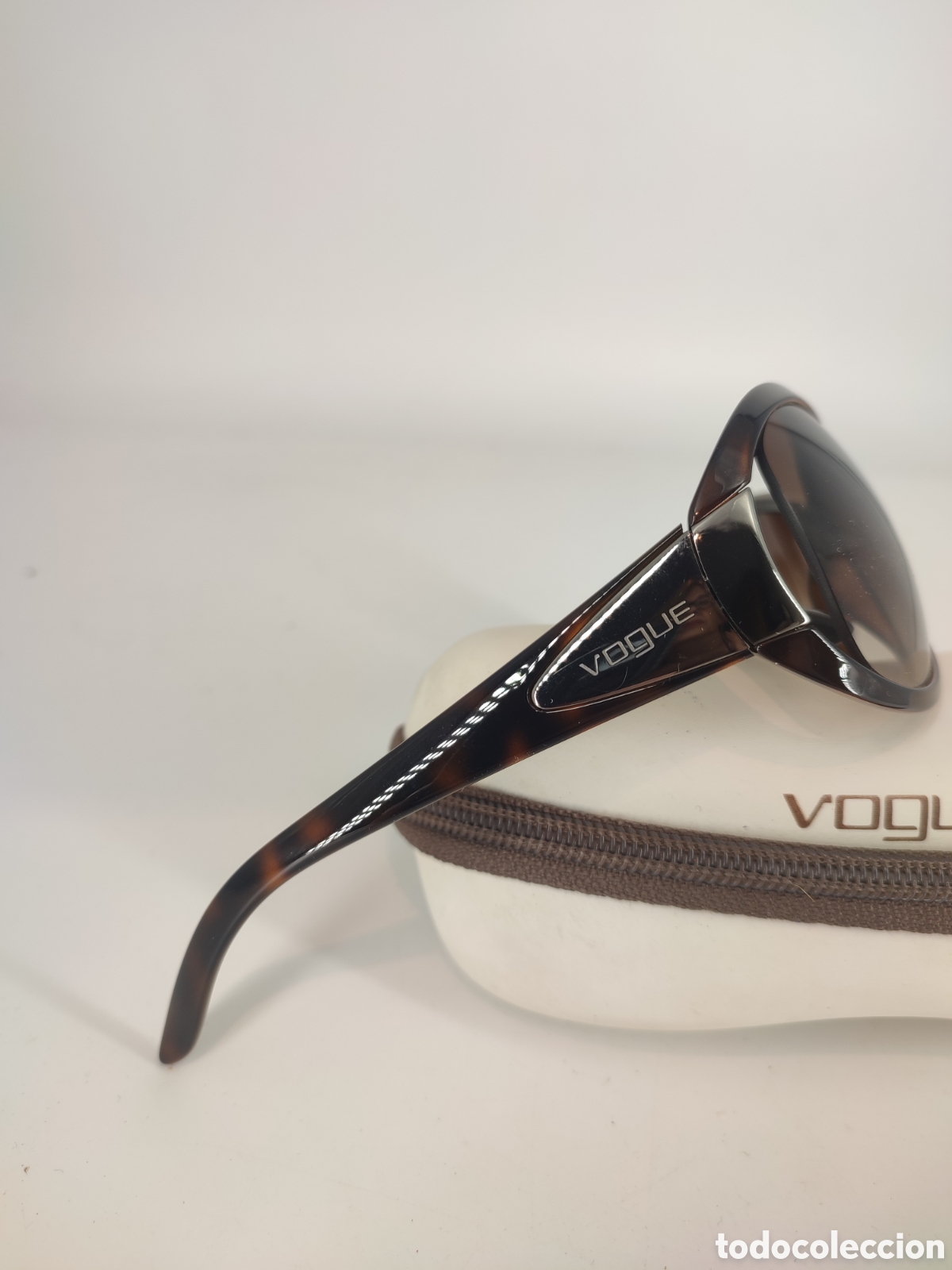 Coleccionismo: Gafas de sol Vogue Marr&oacute;n con funda en impecable estado. - Foto 3