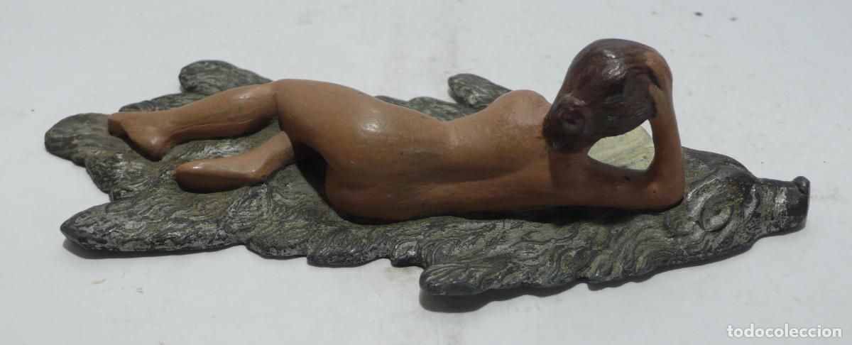 Coleccionismo: MUJER TUMBADA EN METAL - Foto 2