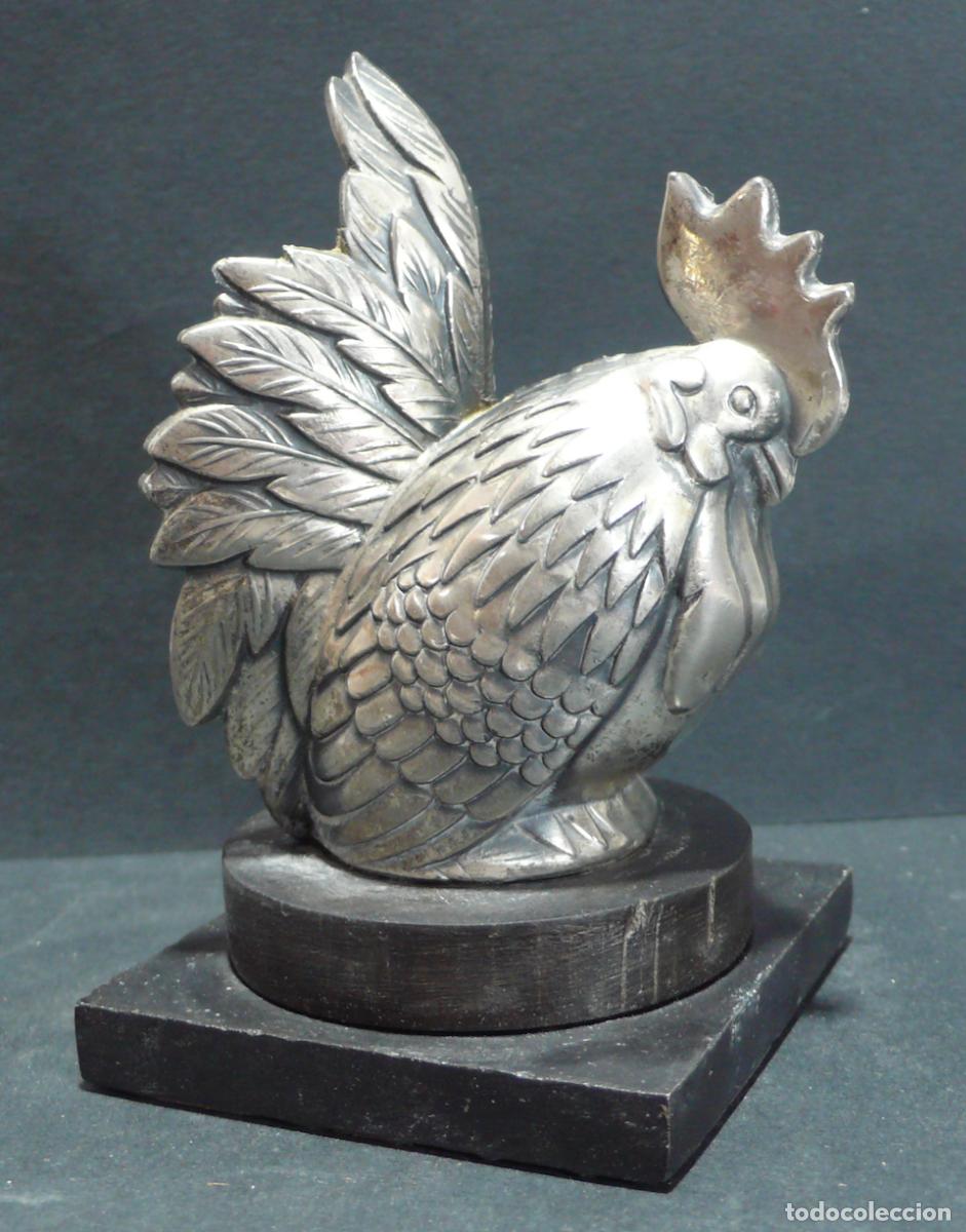 Coleccionismo: PEQUE&Ntilde;O GALLO EN METAL - Foto 1