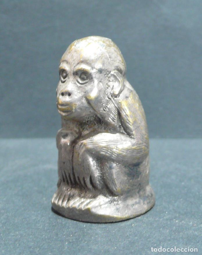 Coleccionismo: PEQUE&Ntilde;O MONO EN METAL - Foto 1