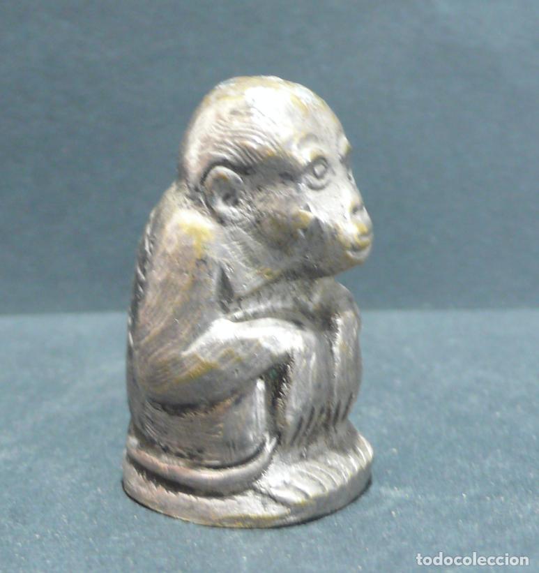 Coleccionismo: PEQUE&Ntilde;O MONO EN METAL - Foto 2