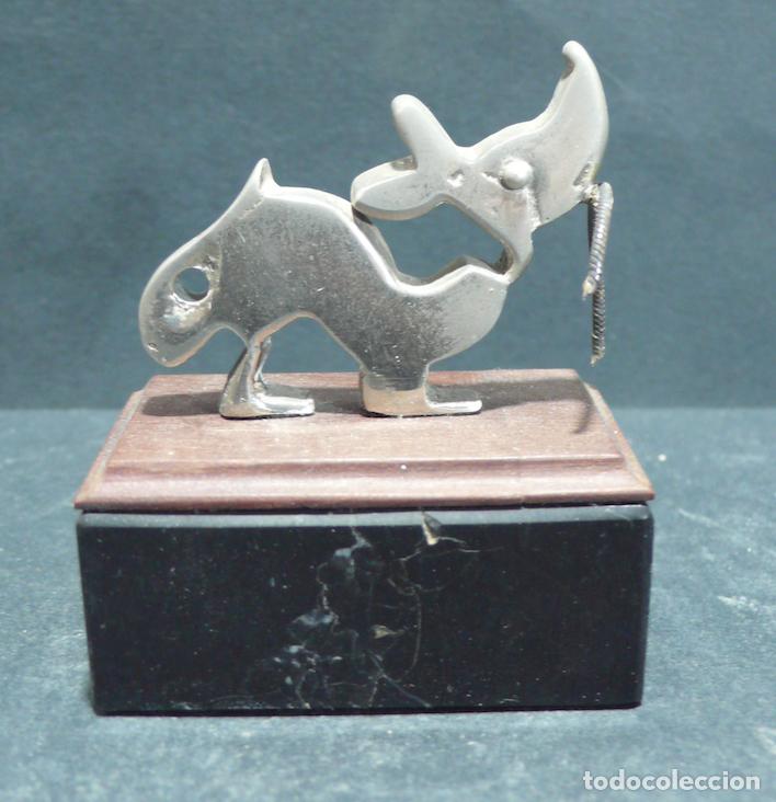 Coleccionismo: PEQUE&Ntilde;O PERRITO EN NMETAL - Foto 1