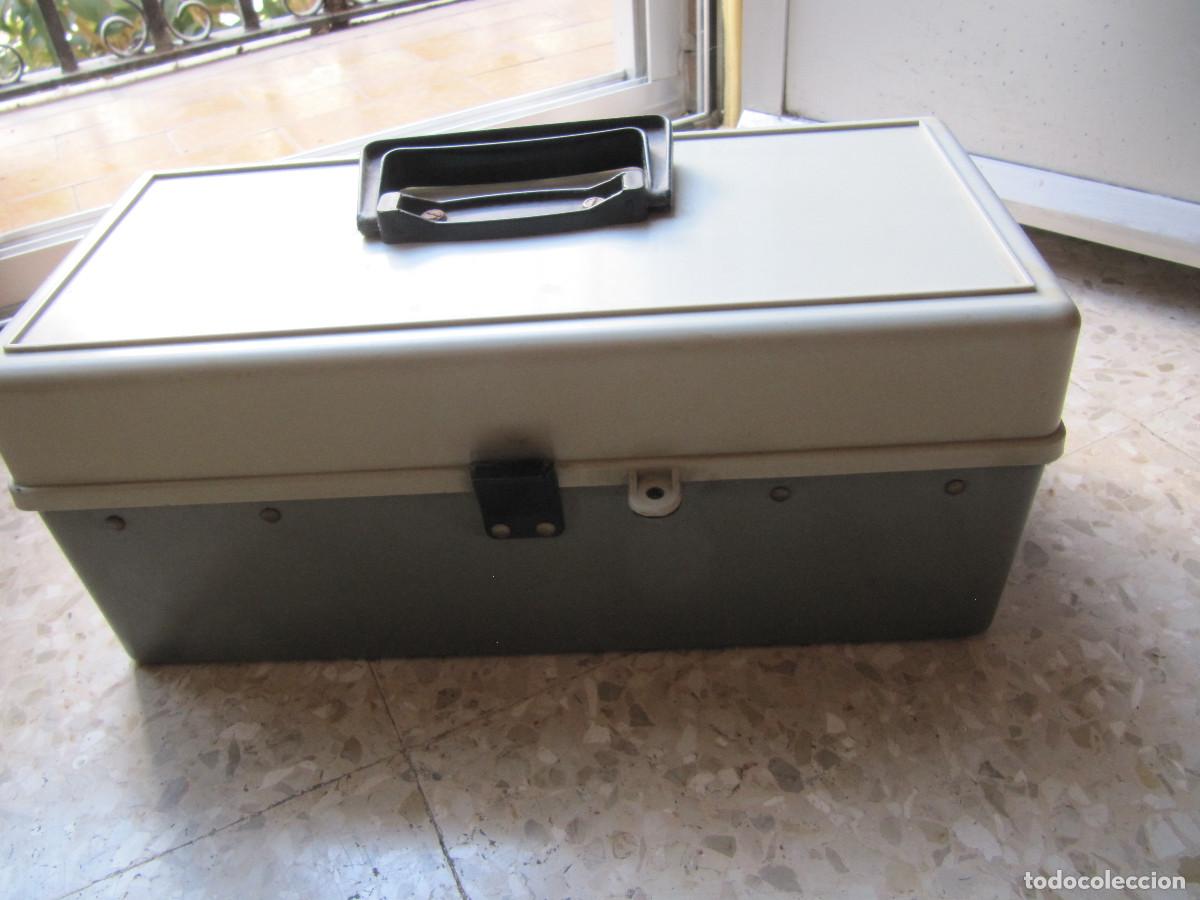 Coleccionismo: ANTIGUA CAJA DE HERRAMIENTAS PARA COCHE
