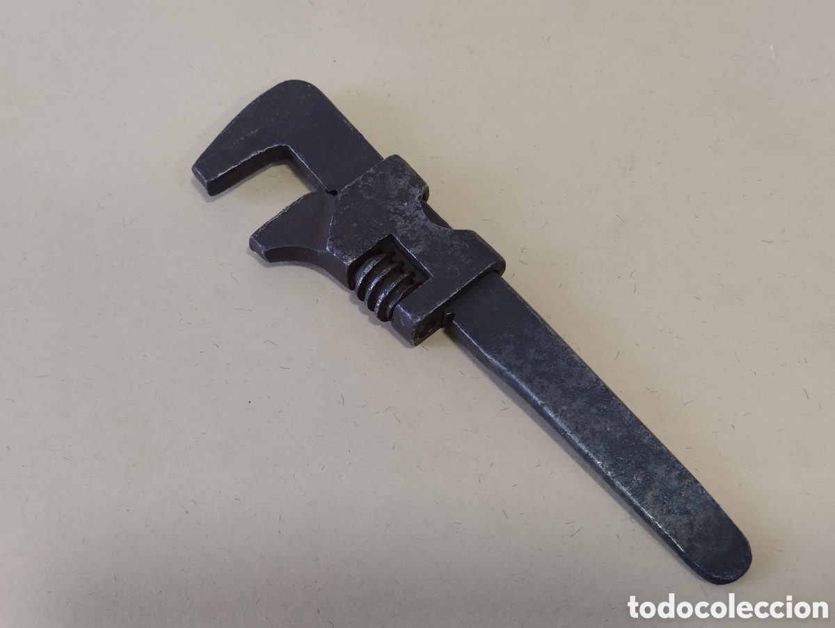Coleccionismo: TODO UN CLASICO ANTIGUA LLAVE GRIFA MUY PEQUE&Ntilde;A MIDE SOLO 14 Cent&iacute;metros