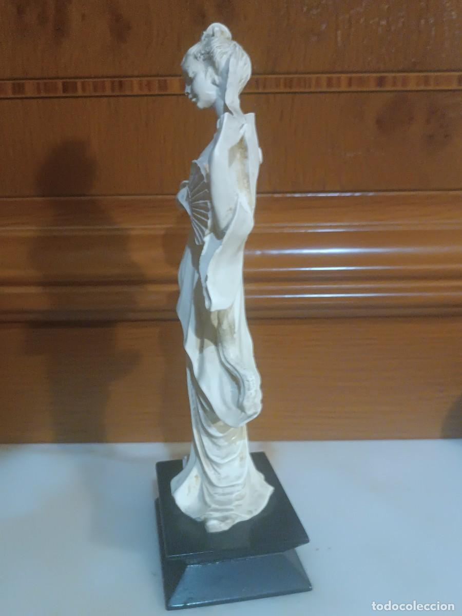 Coleccionismo: Figura oriental con base - Foto 2