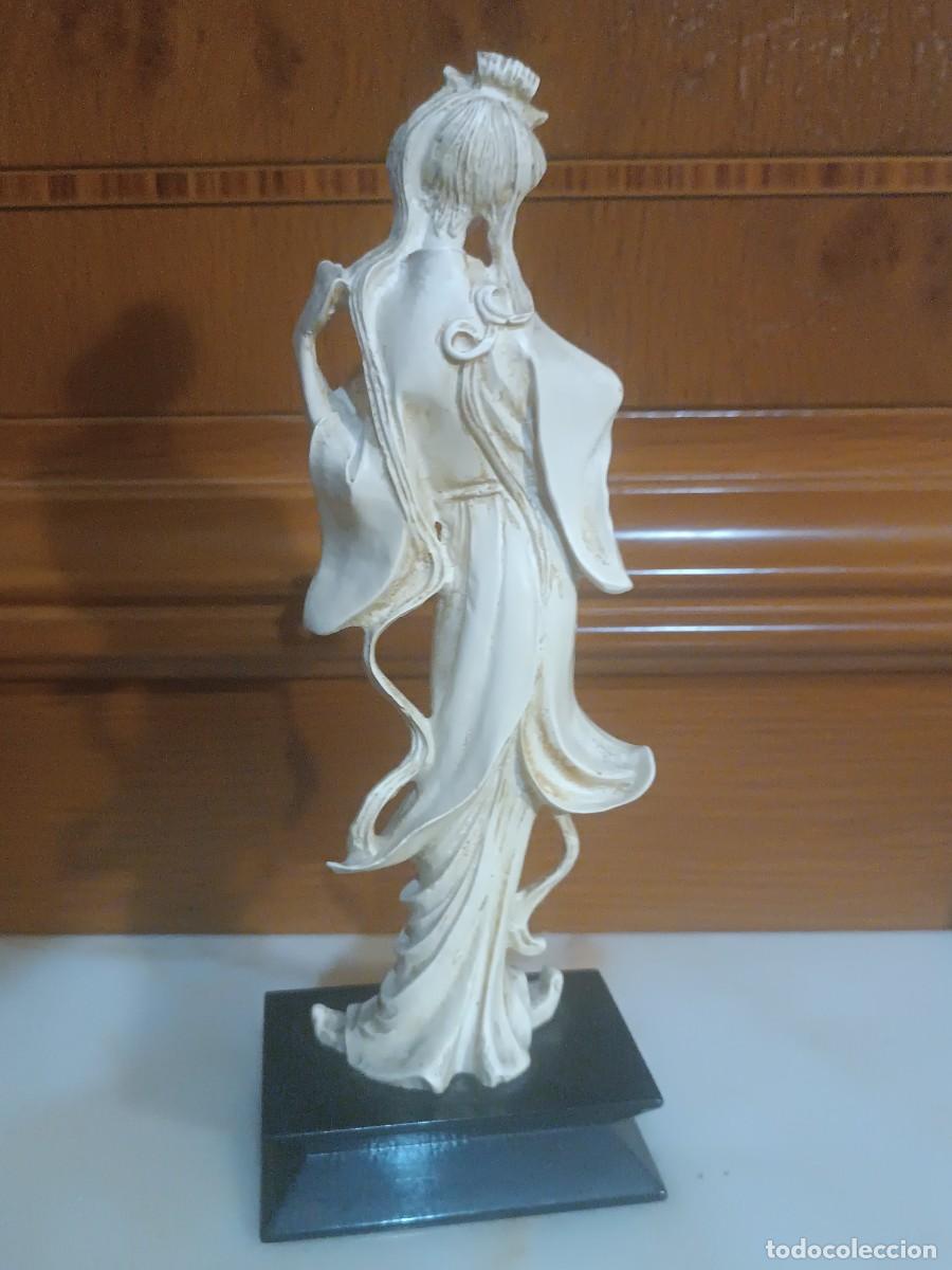 Coleccionismo: Figura oriental con base - Foto 3
