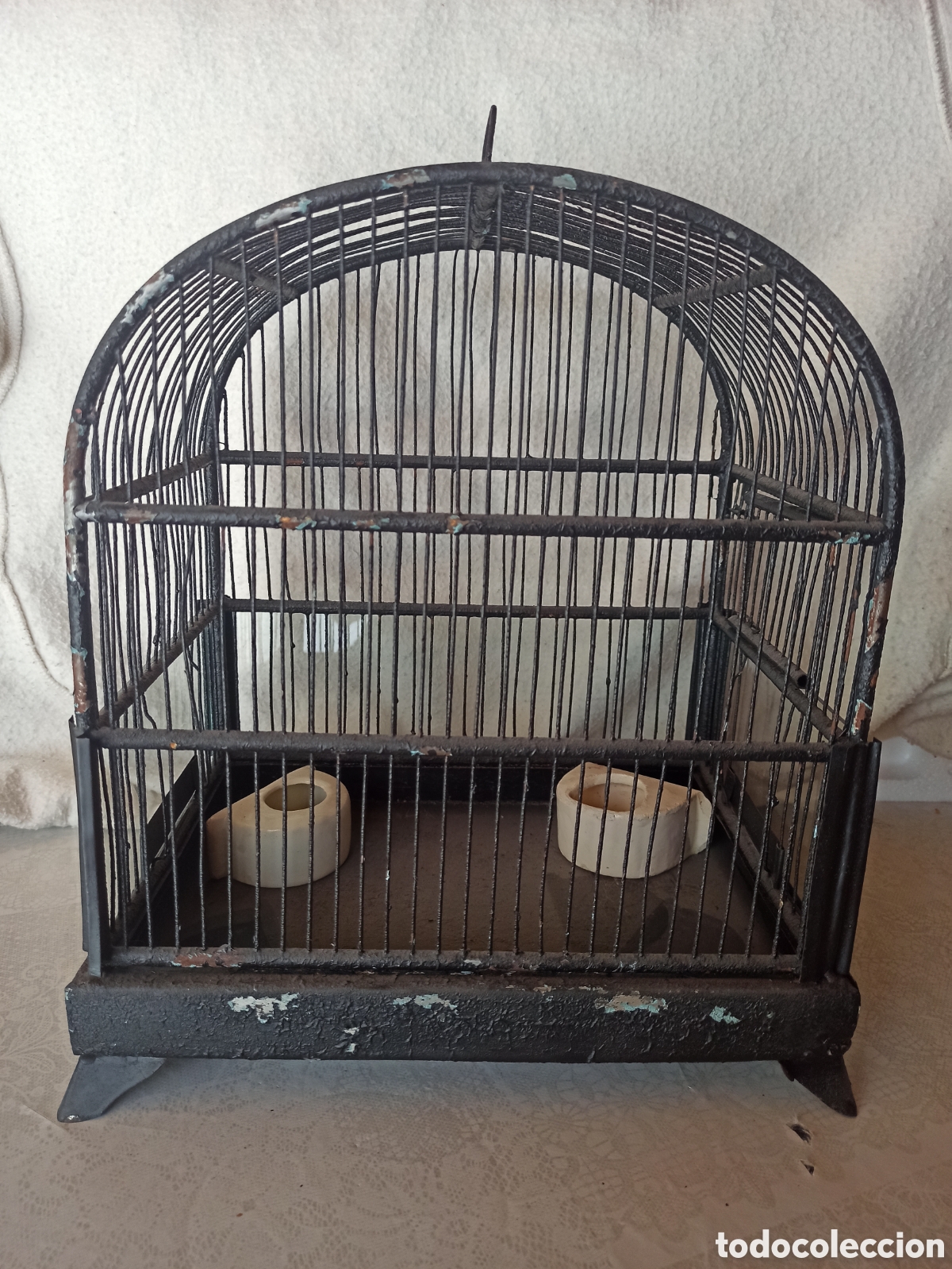Coleccionismo: Jaula de metal para p&aacute;jaros + pareja de comederos / bebederos de cer&aacute;mica antiguos