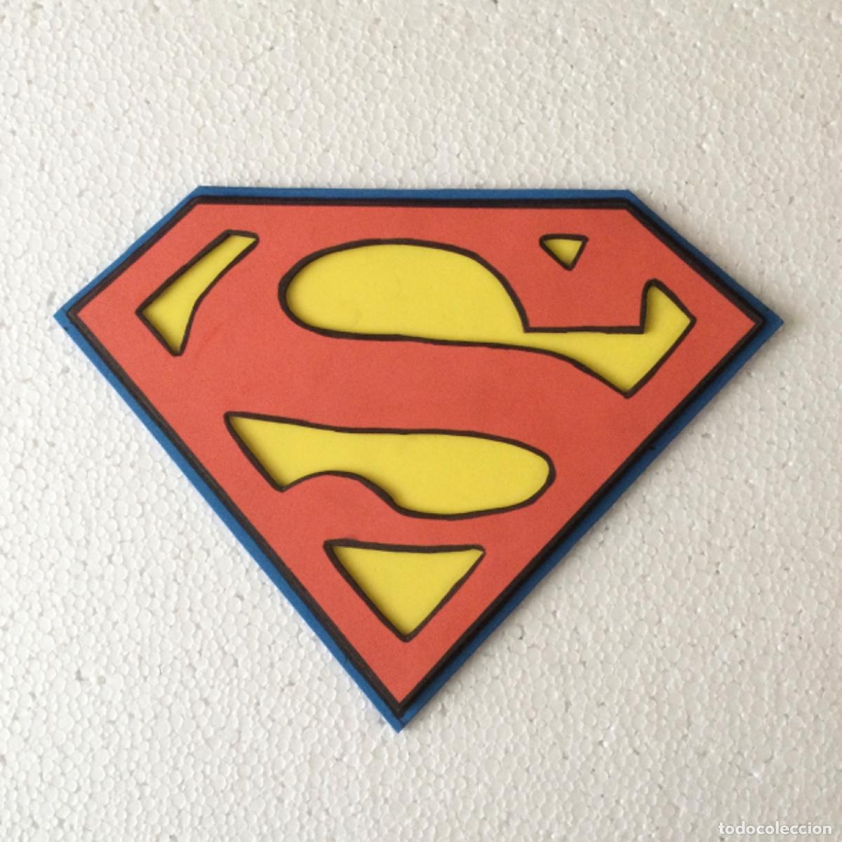Coleccionismo: Logo de Superman. Goma Eva en relieve. 27 x 20 cms. NUEVO