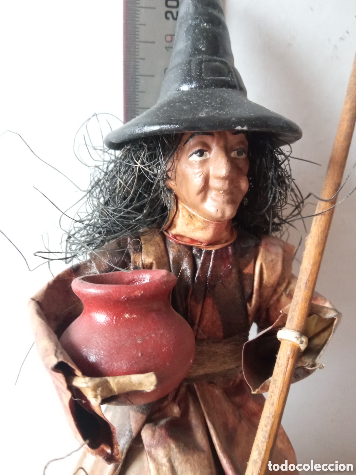 Coleccionismo: Figura de bruja con c&aacute;ntaro de barro - Foto 2