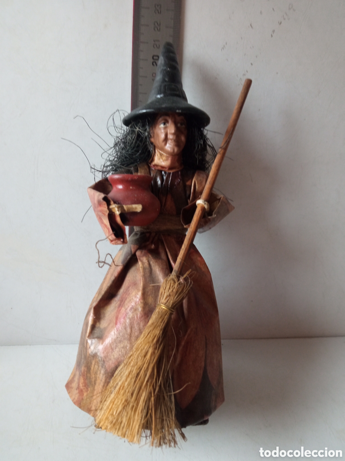 Coleccionismo: Figura de bruja con c&aacute;ntaro de barro - Foto 1