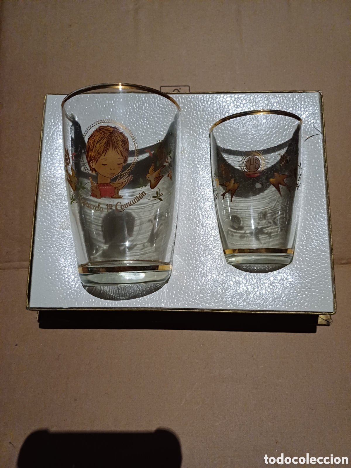 Coleccionismo: Conjunto de vasos Primera Comunion en su caja original - ideal Atrezzo cine