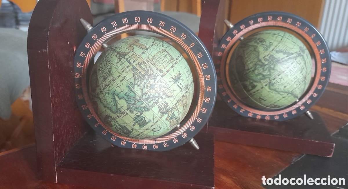 Coleccionismo: Sujeta libros madera globos terr&aacute;queos - Foto 1