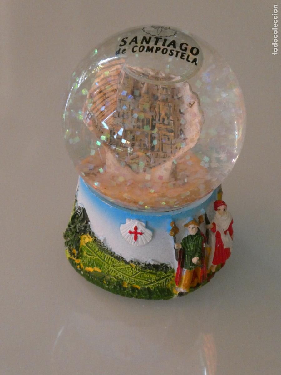 Collecting: GLOBO BOLA DE NIEVE TURISMO. RECUERDO SOUVENIR. SANTIAGO DE COMPOSTELA CONCHA PEREGRINA. 6CM. 90GR