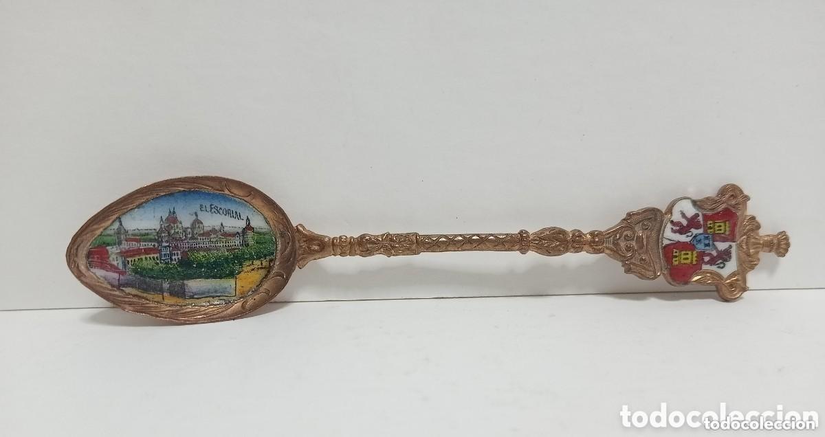 Coleccionismo: ANTIGUA CUCHARILLA CON ESMALTE EL ESCORIAL Y ESCUDO ESMALTADO DE CASTILLA Y LEON. &Uacute;NICA