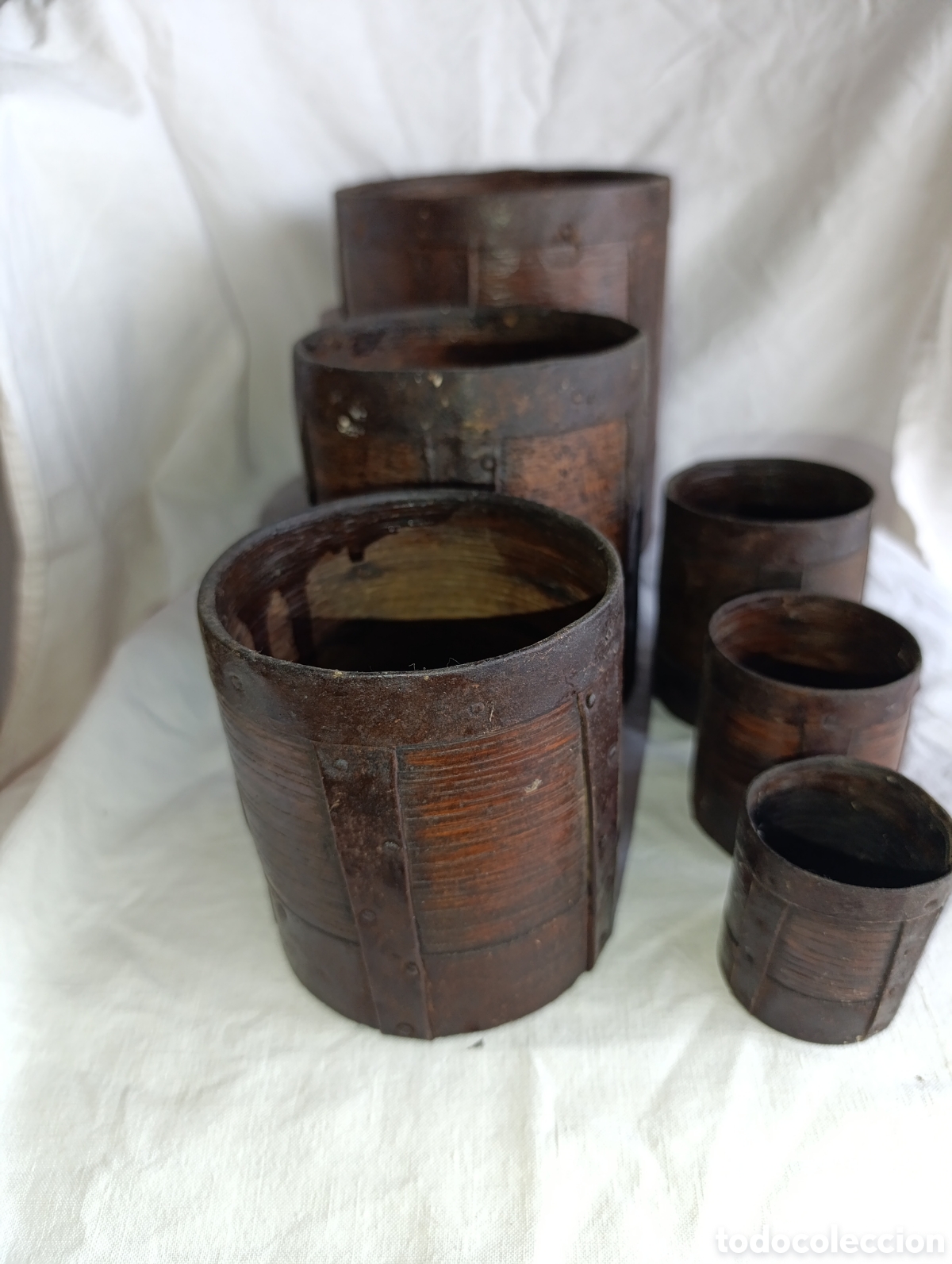 Sammeln: Antiguo medidores grano,vino etc,completo,conjunto completo,madera curvada e hierro