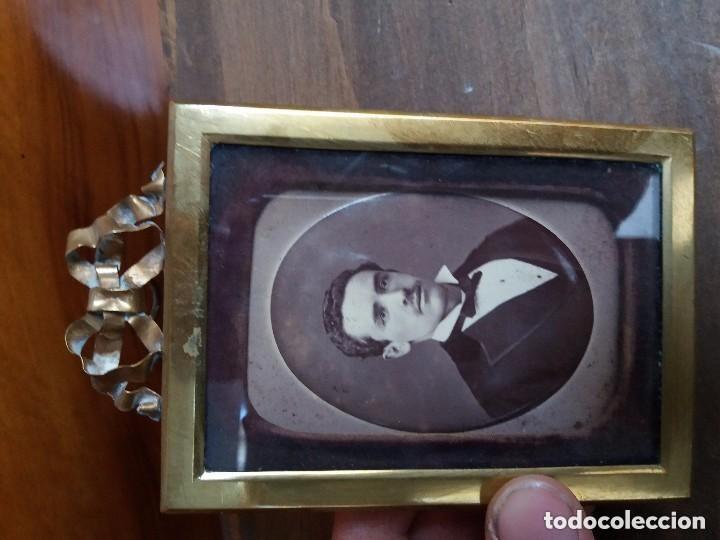 Coleccionismo: fotografia antigua con marco de epoca bronce - Foto 1
