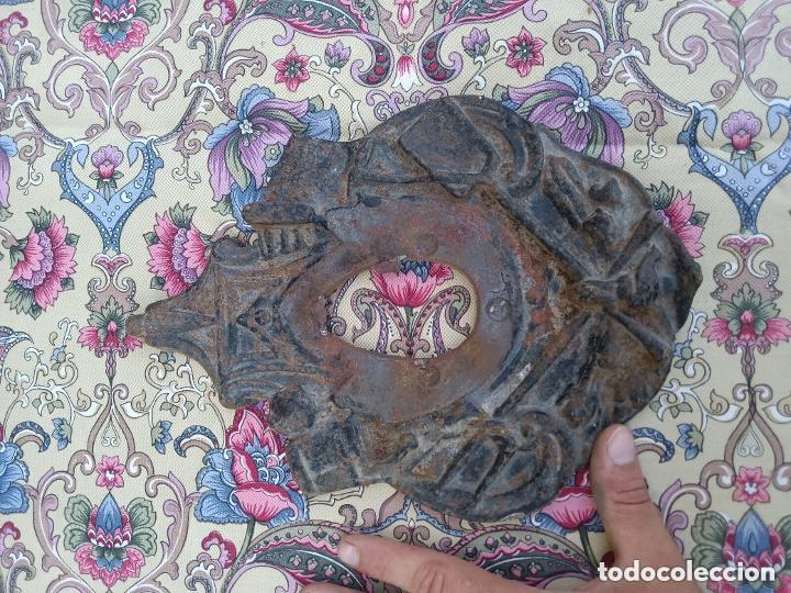 Coleccionismo: Escudo de metal raro leer