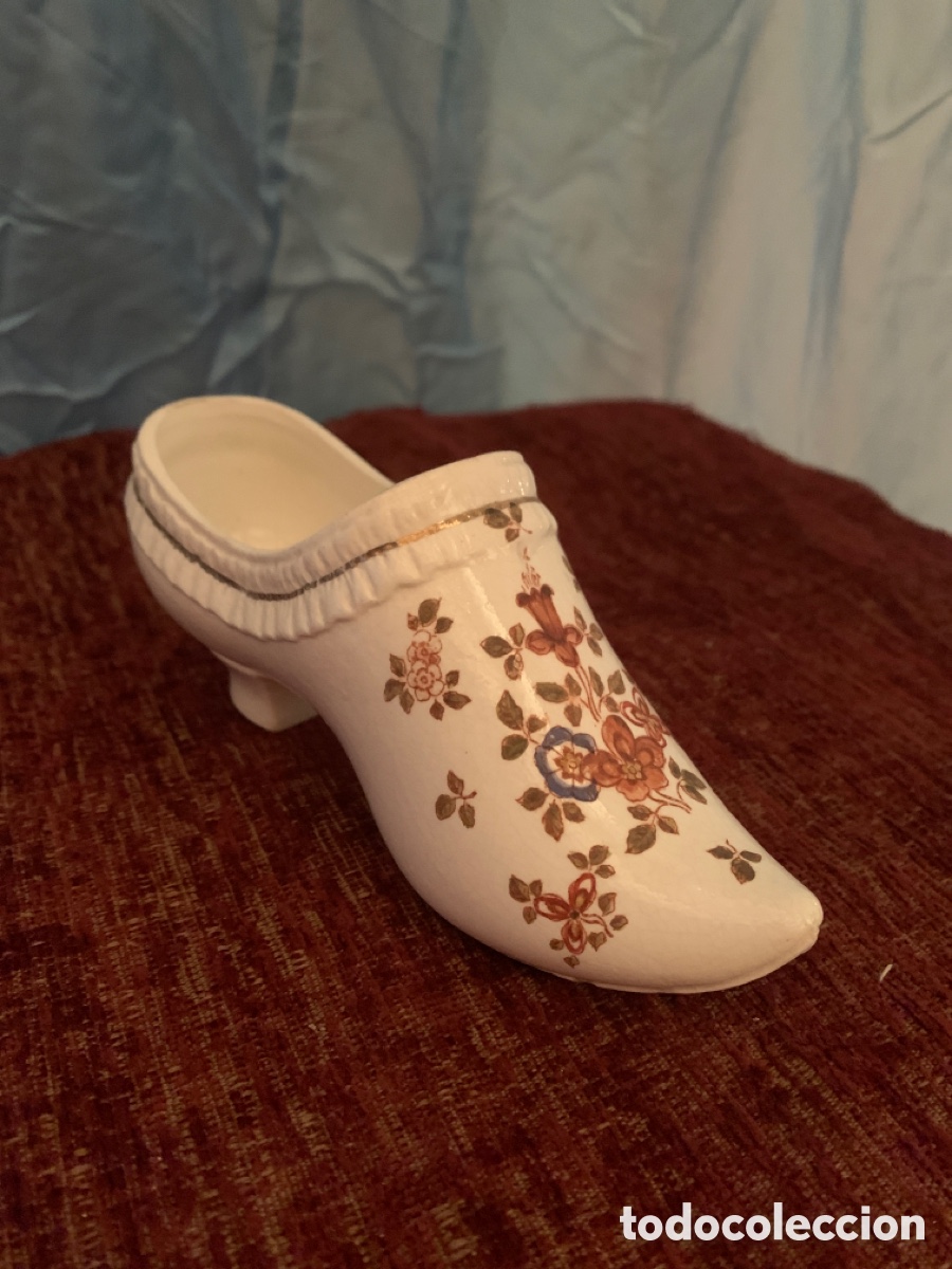 Coleccionismo: Zapato de porcelana con decoracion pintada a mano