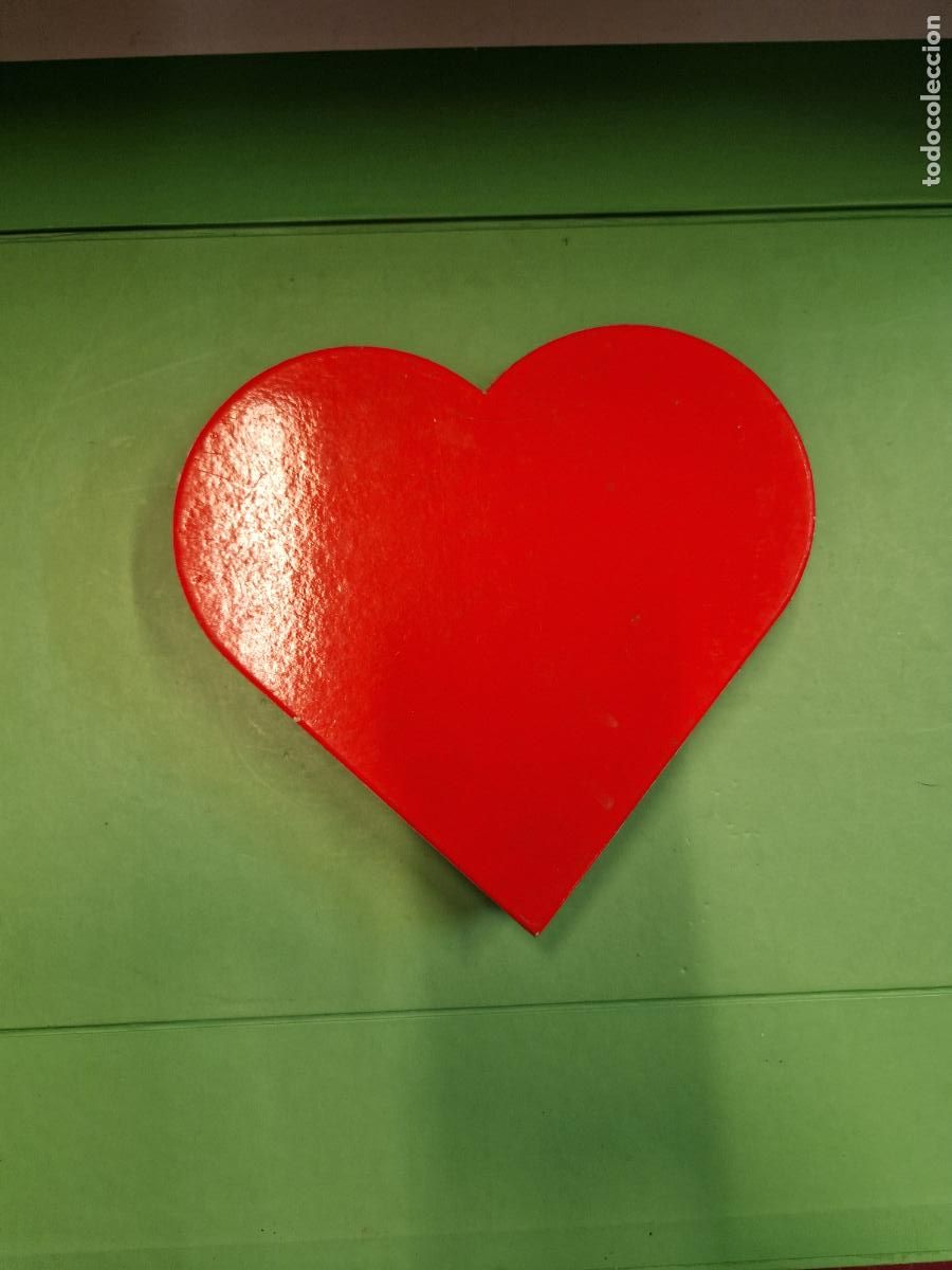 Collecting: BONITA CAJA ROJA EN FORMA DE CORAZON. 18C*17CM