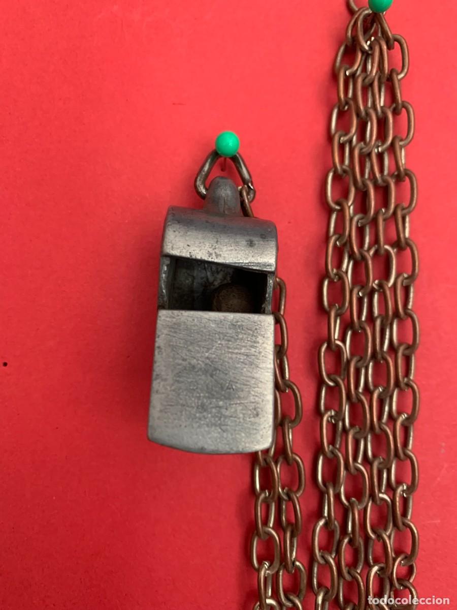 Colecionismo: SILBATO MET&Aacute;LICO ANTIGUO VINTAGE CON CADENA DE COLGAR