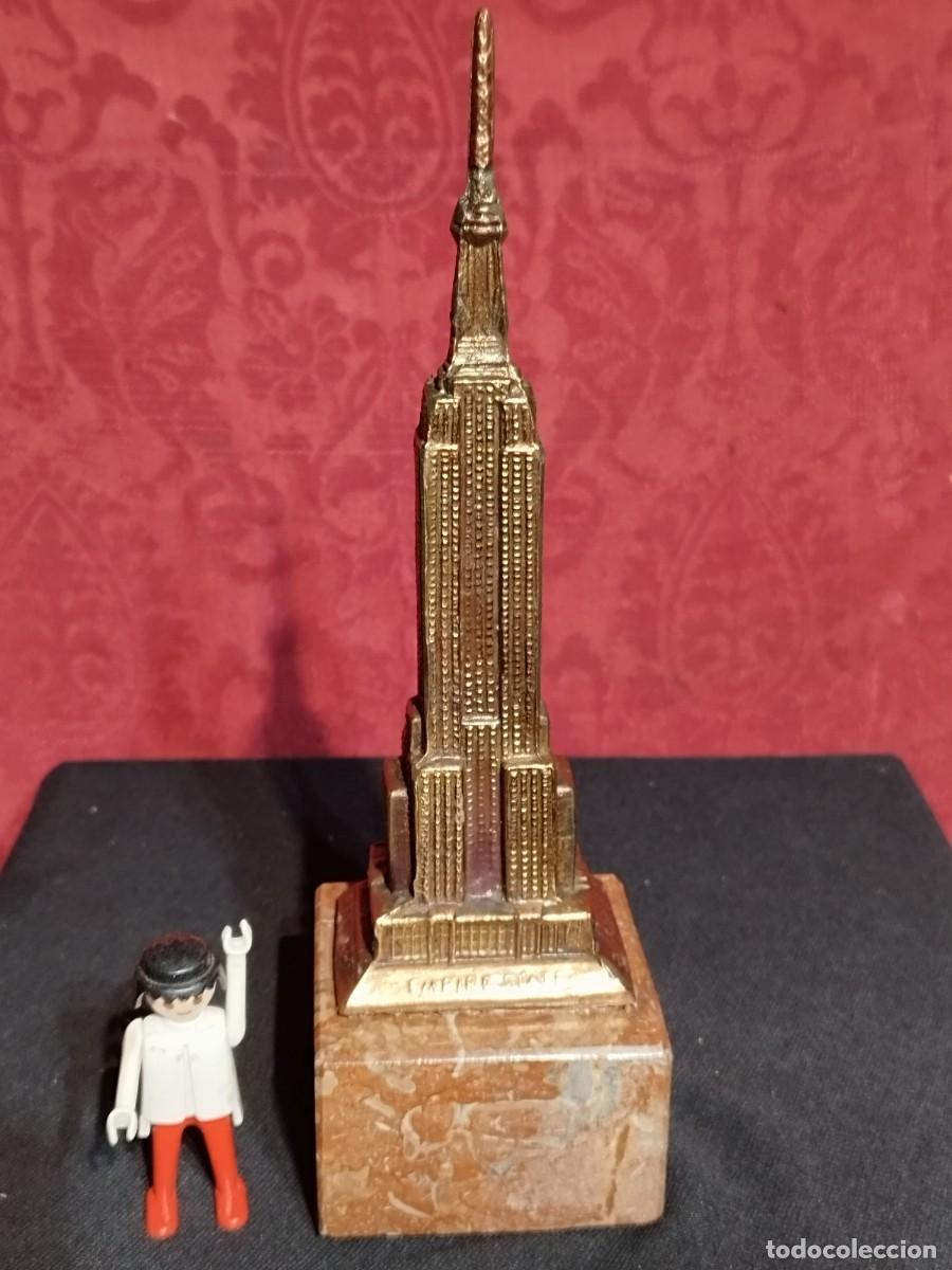 Coleccionismo: ANTIGUO PISAPAPELES SOUVENIR NEW YORK - EDIFICIO EMPIRE STATE BUILDING - ALTURA 1472 - PEANA MARMOL-