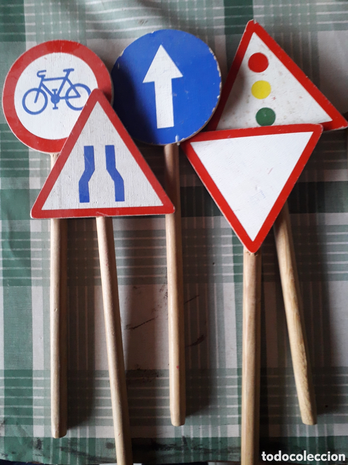 Coleccionismo: 5 SE&Ntilde;ALES DE TRAFICO CON SU PIE DE MADERA (LOTE 1) - Foto 1