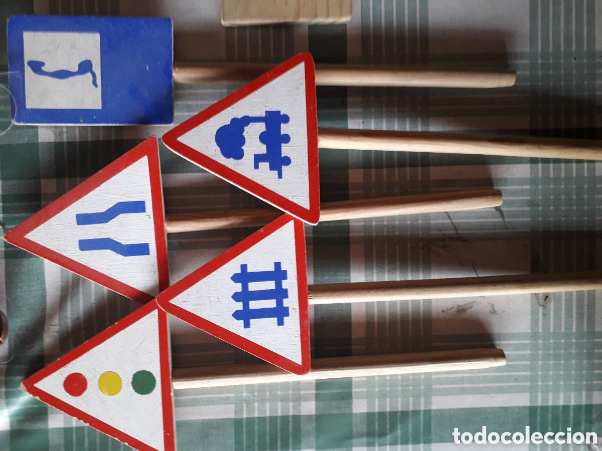 Coleccionismo: 5 SE&Ntilde;ALES DE TRAFICO CON SU PIE DE MADERA (LOTE 3) - Foto 1