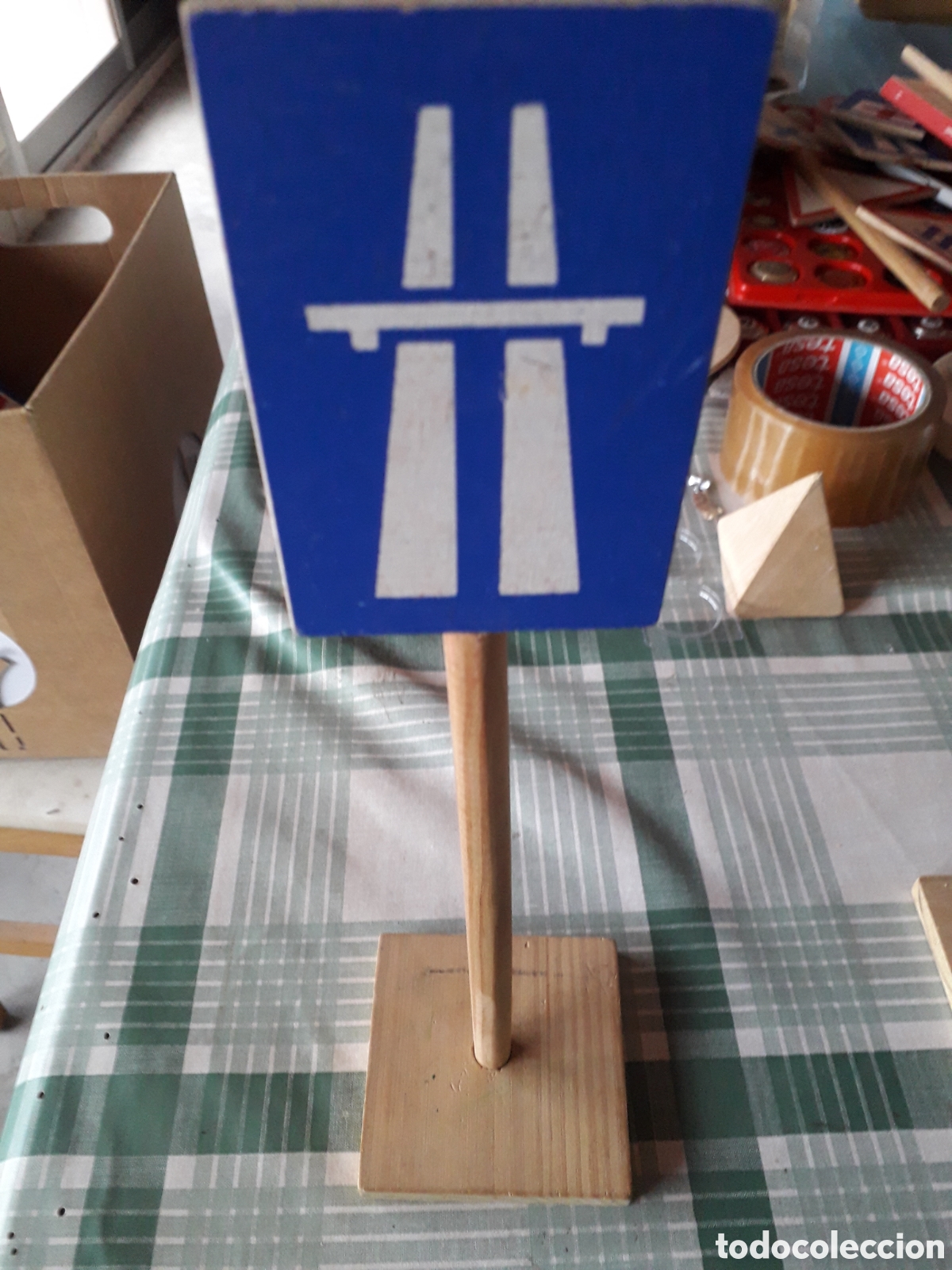 Coleccionismo: 5 SE&Ntilde;ALES DE TRAFICO CON SU PIE DE MADERA (LOTE 6) - Foto 3