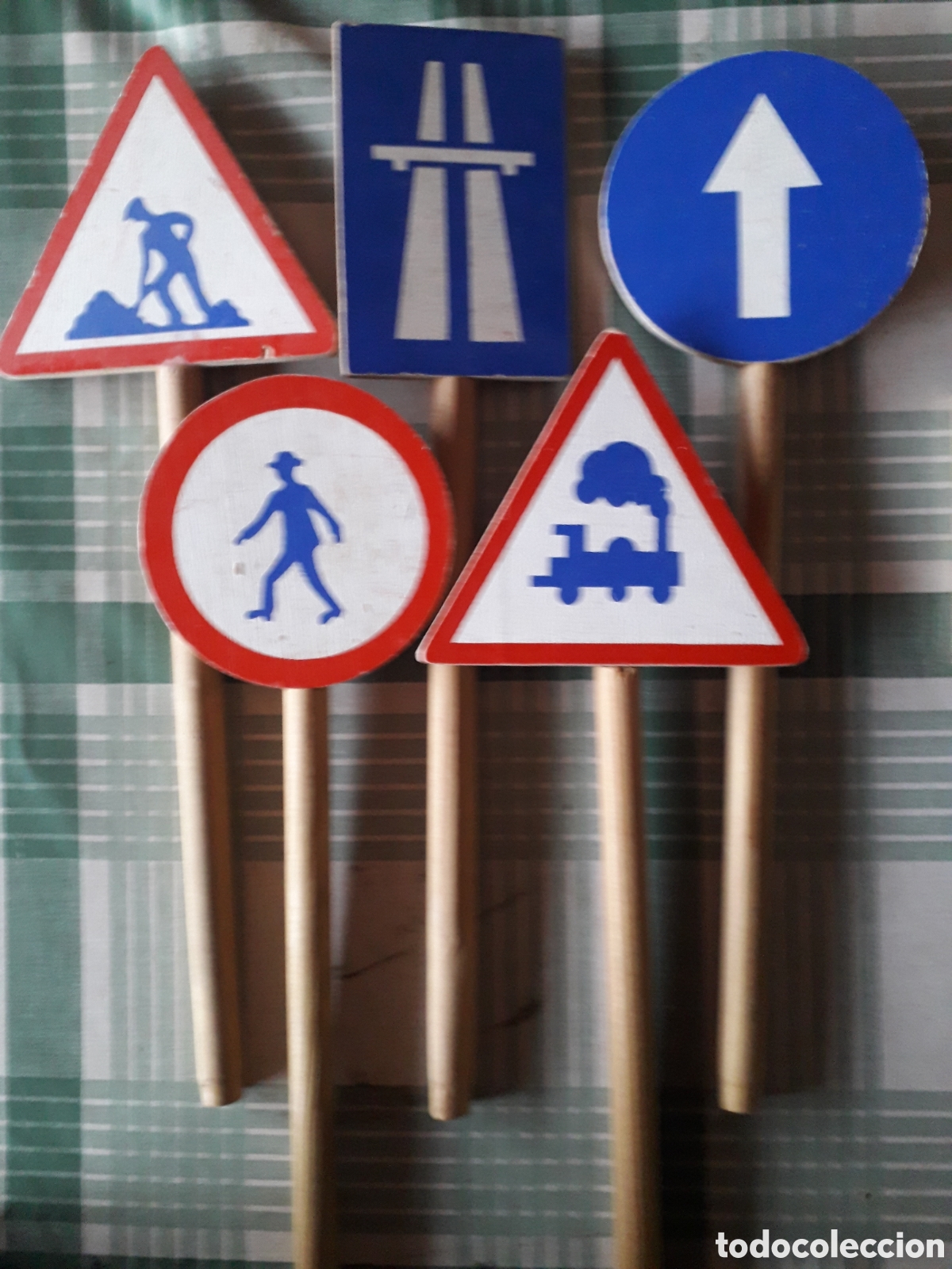 Coleccionismo: 5 SE&Ntilde;ALES DE TRAFICO CON SU PIE DE MADERA (LOTE 6) - Foto 1