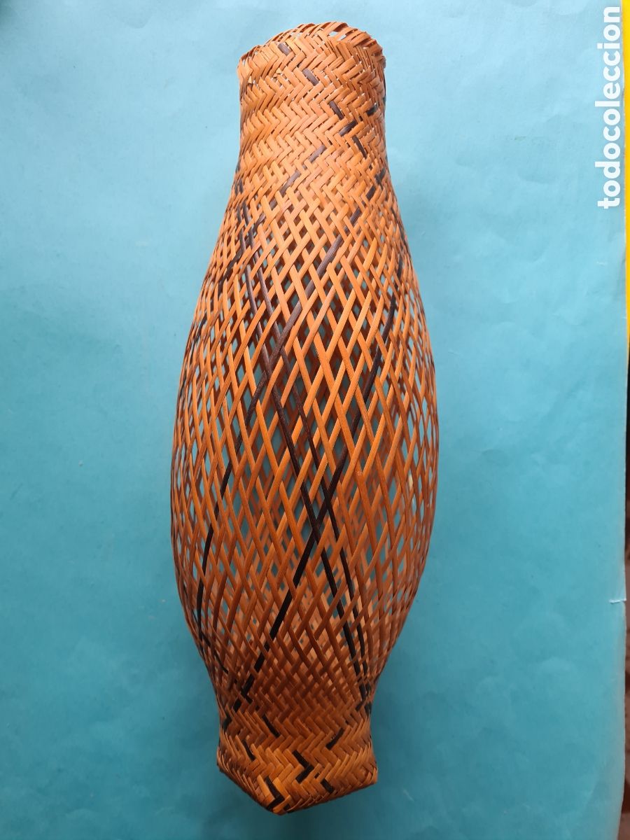 Coleccionismo: HISPANOAMERICA ARTE ORINOCO - VASIJA FLEXIBLE DE MIMBRE EN COLOR NATURAL CON FILIGRANA NEGRA