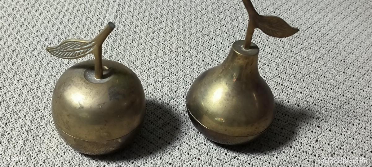 Coleccionismo: lote de pera y manzana de laton,bronce ? joyero