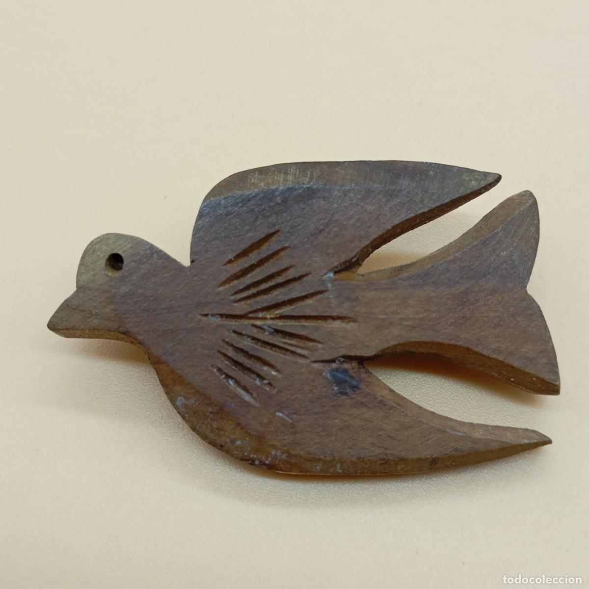 Coleccionismo: BROCHE DE PAJARO DE MADERA TALLADO A MANO - Foto 1