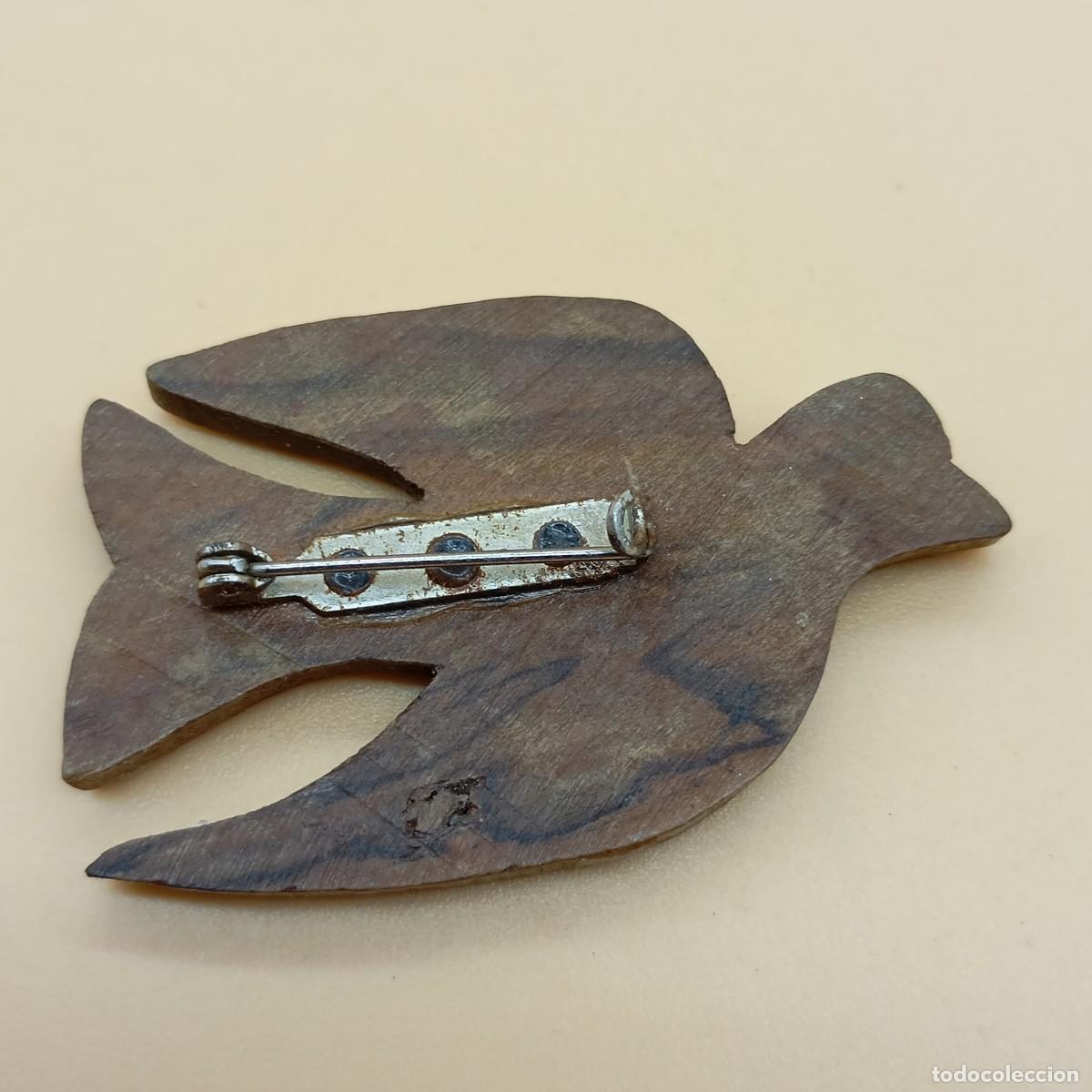 Coleccionismo: BROCHE DE PAJARO DE MADERA TALLADO A MANO - Foto 2