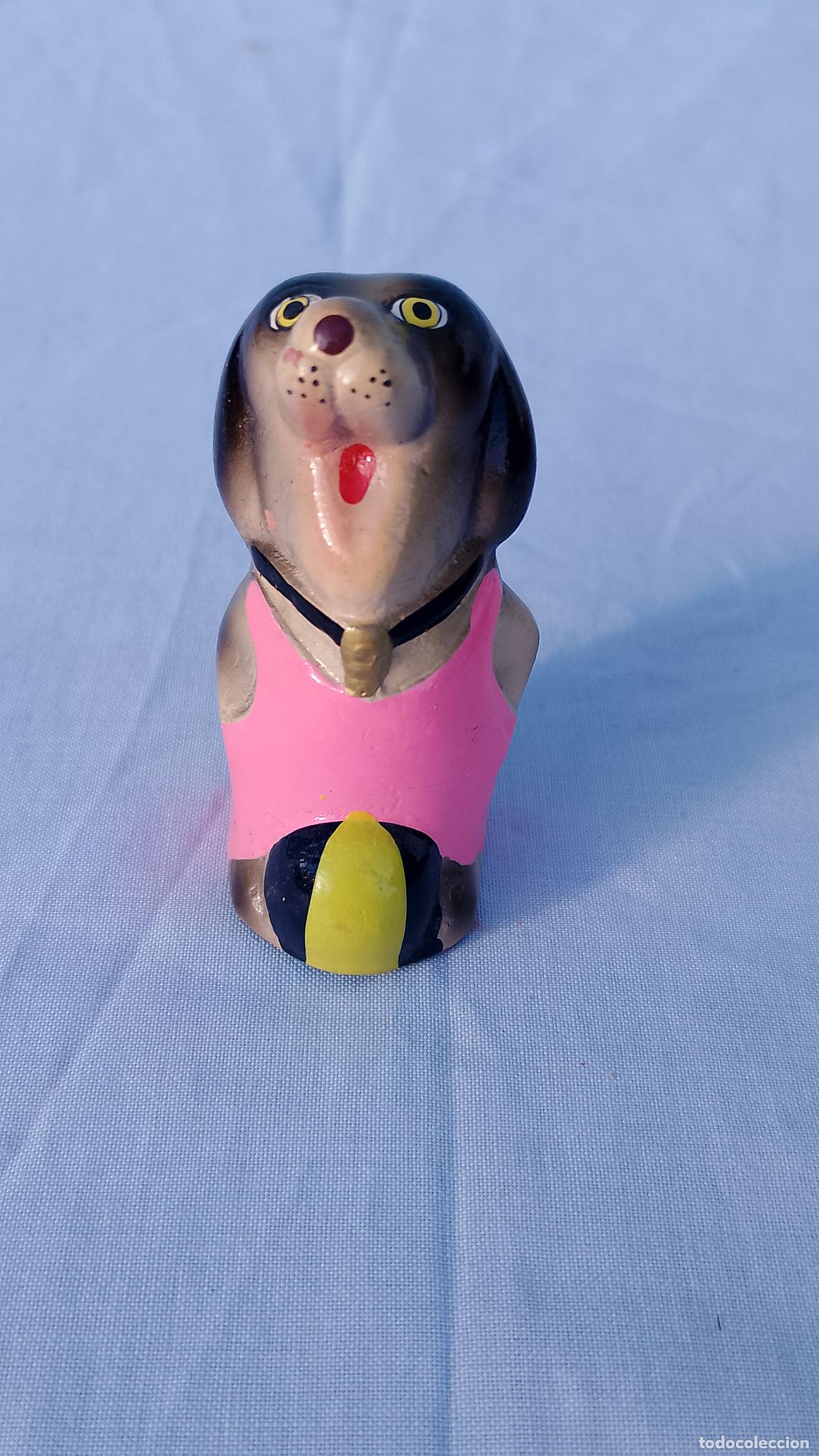 Coleccionismo: Antiguo sacapuntas de cer&aacute;mica Perro con pelota