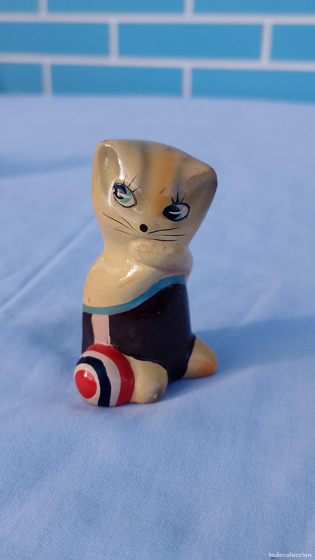 Coleccionismo: Antiguo sacapuntas de cer&aacute;mica Gato con pelota
