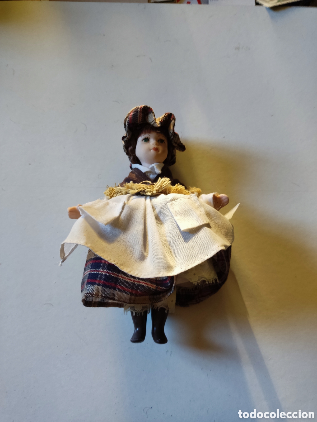 Peque&ntilde;a mu&ntilde;eca de porcelana