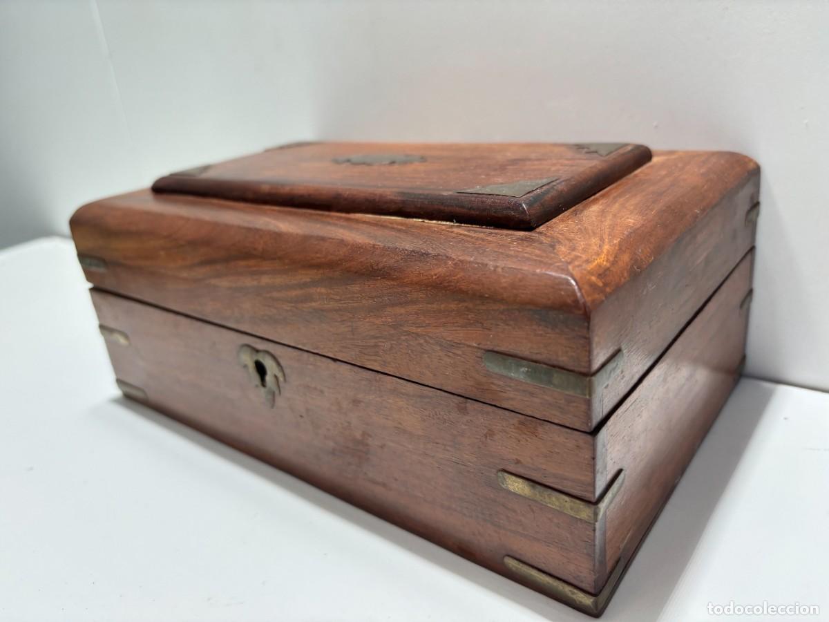 Coleccionismo: CAJA VINTAGE DE MADERA NOGAL Y BRONCE CON CERRADURA LE FALTA LA LLAVE