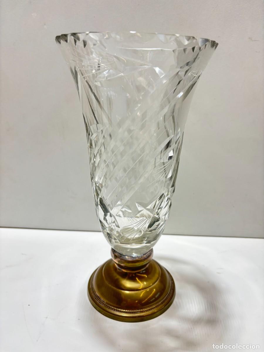 Coleccionismo: JARRON VINTAGE CRISTAL TALLADO Y BASE METALICA