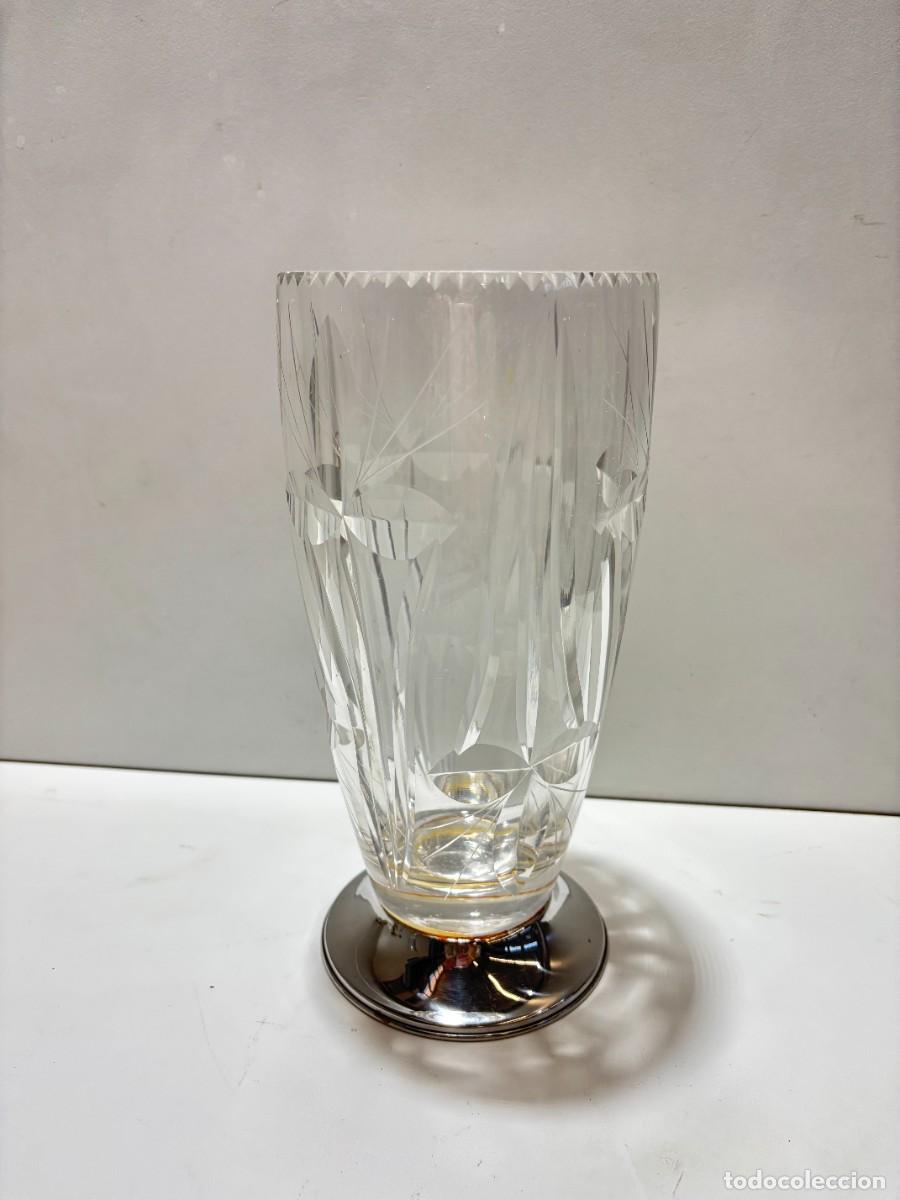 Coleccionismo: JARRON VINTAGE CRISTAL TALLADO Y BASE METALICA