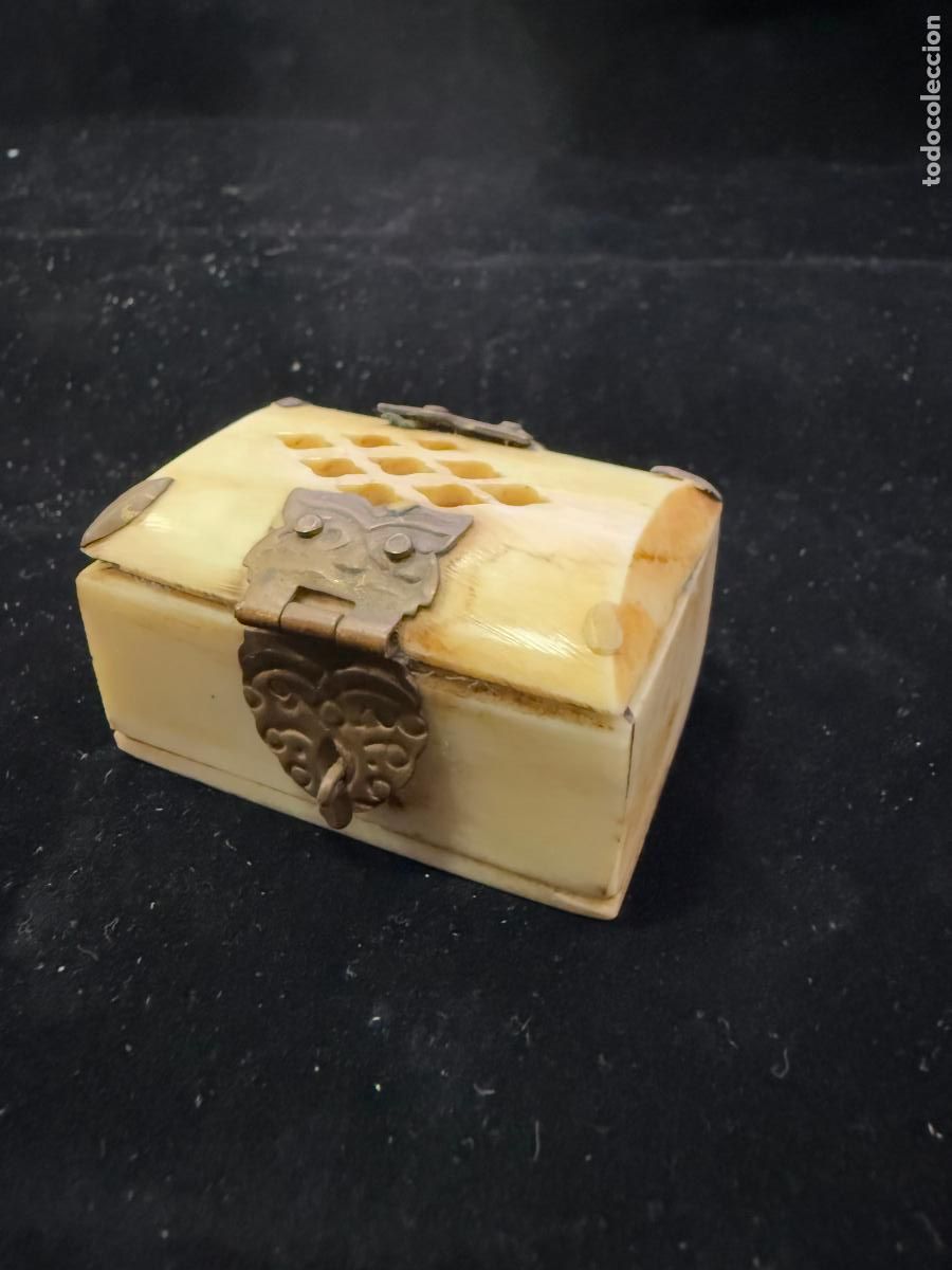 Coleccionismo: ANTIGUA CAJA JOYERO DE HUESO - MEDIDA 5X3,5X3 CM