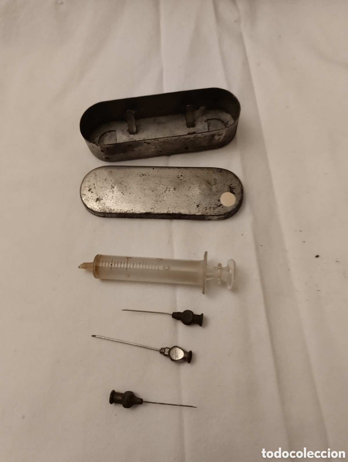 Coleccionismo: Caja met&aacute;lica con jeringuilla y 3 agujas .A&ntilde;os 50