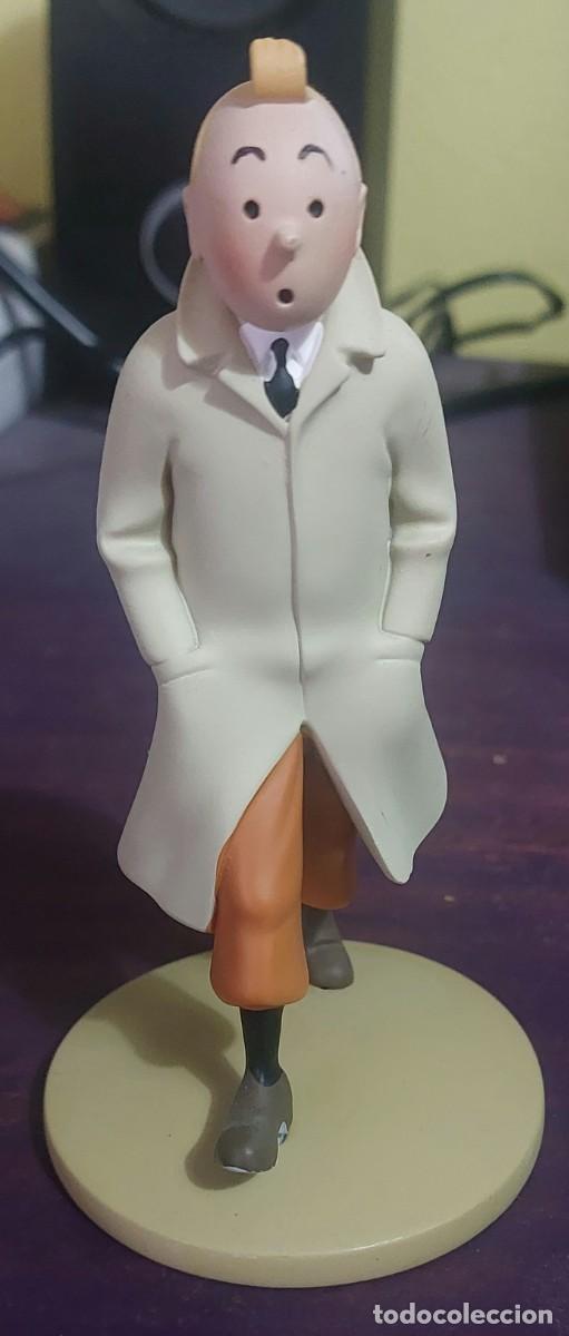 Coleccionismo: TINTIN CON GABARDINA : FIGURA DE RESINA - MOULINSART COLECCION FIGURAS 2015- 13 CM DE ALTURA -