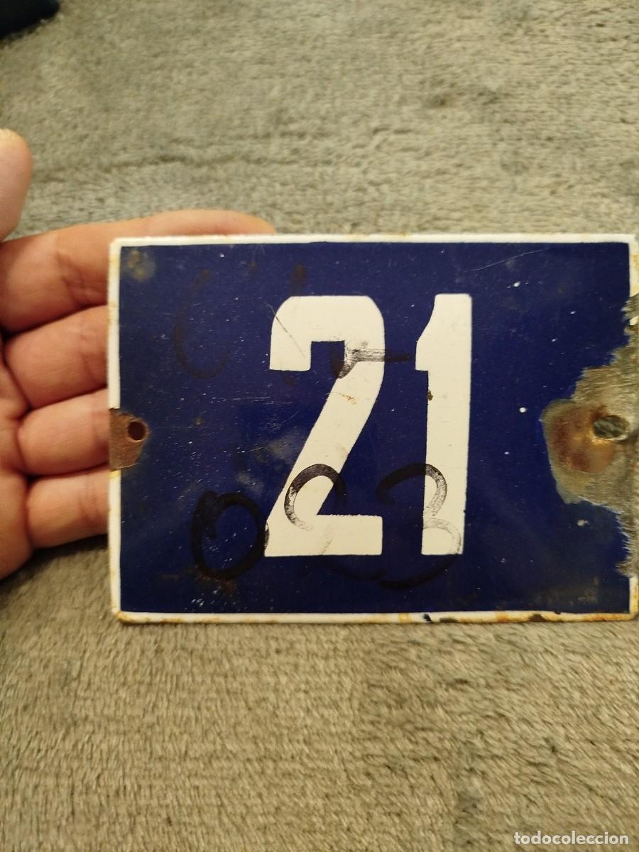 Coleccionismo: Antigua PLACA ESMALTADA DE METAL N&Uacute;MERO DE CALLE LOS A&Ntilde;OS 70