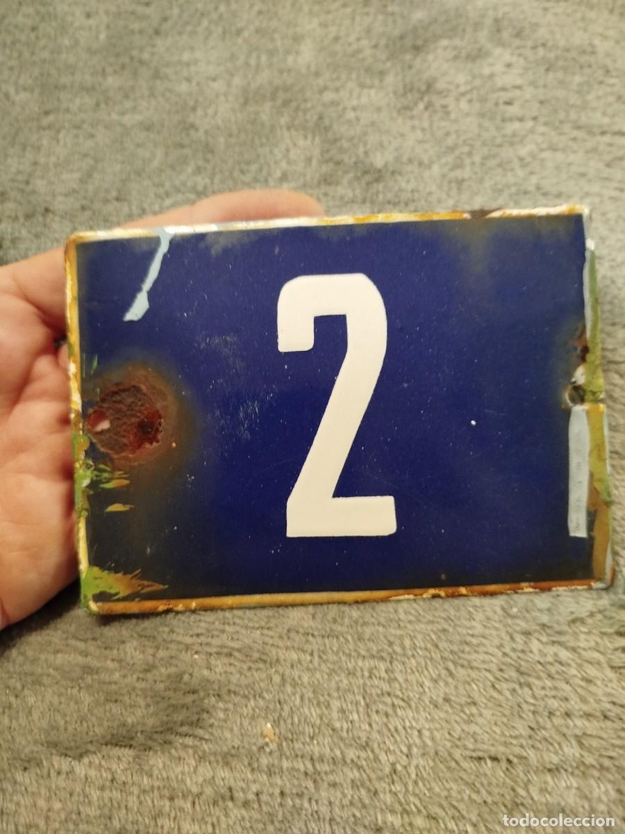 Coleccionismo: ANTIGUA PLACA DE METAL ESMALTADA N&Uacute;MERO DE CALLE LOS A&Ntilde;OS 70