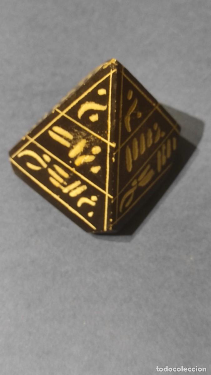 Coleccionismo: Piramide egipcia . Con inscripciones. - Foto 1