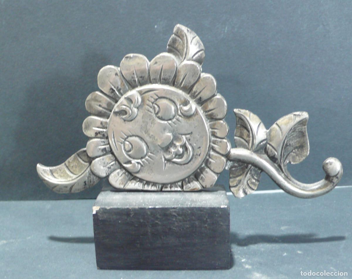 Coleccionismo: PEQUE&Ntilde;A FLOR DE METAL - Foto 1