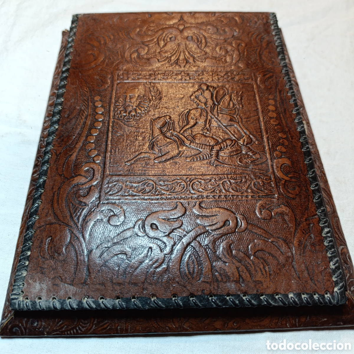 Coleccionismo: ELEMENTO ESCRIBANIA,PORTADOCUNENTOS,CUERO REPUJADO CON ESCENA DEL QUIJOTE Y COSIDO.25 x 20 cm