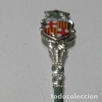 Coleccionismo: Cucharilla de alpaca. recuerdo de Barcelona. Con figura del escudo de la ciudad condal.
