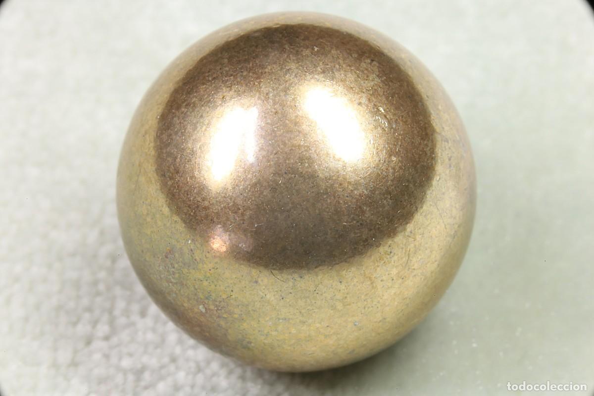 Coleccionismo: Bola miniatura de lat&oacute;n. Canica dorada. Miniature brass ball. Golden marble.