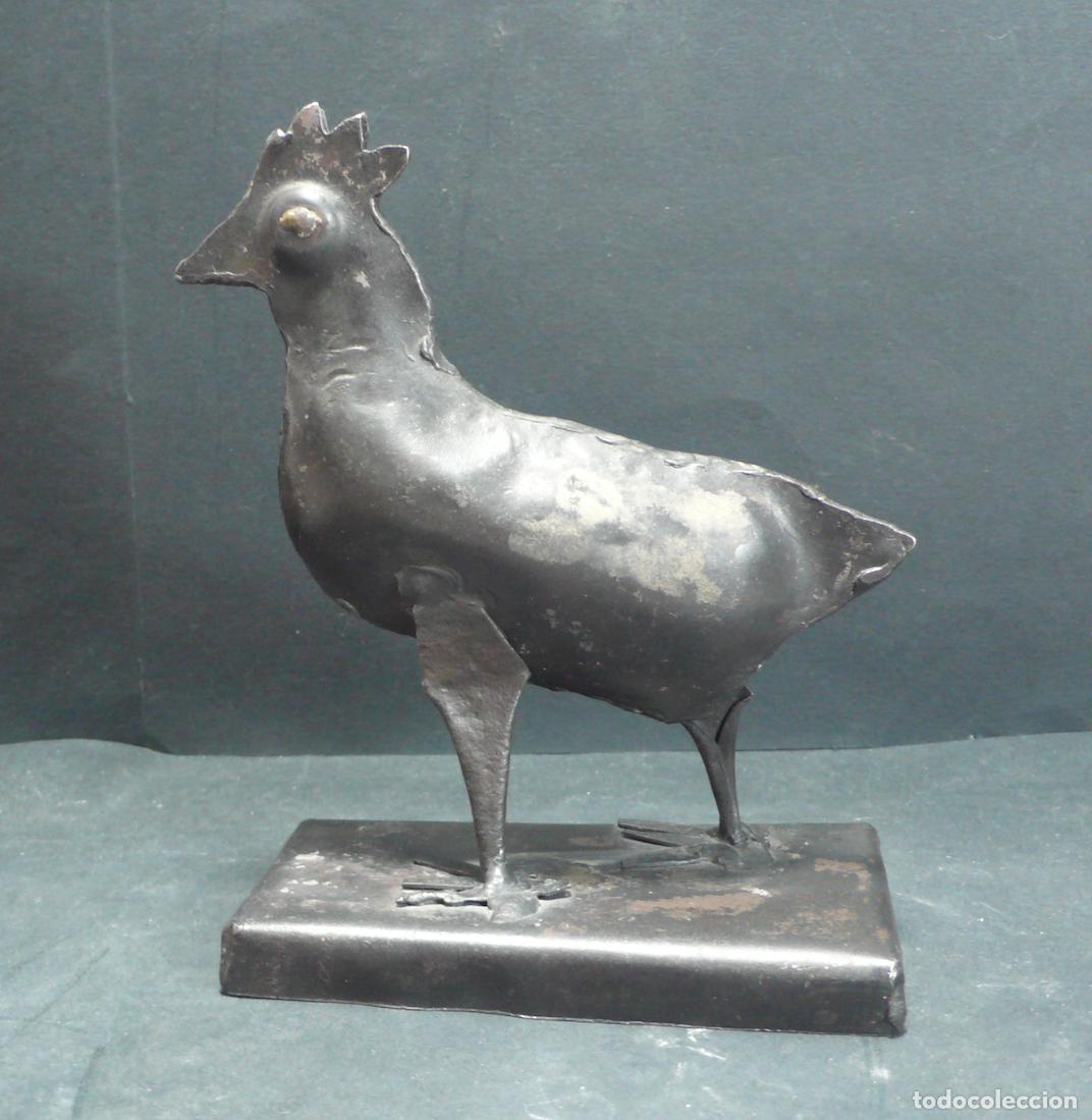 Coleccionismo: PEQUE&Ntilde;A GALLINA EN METAL - Foto 1